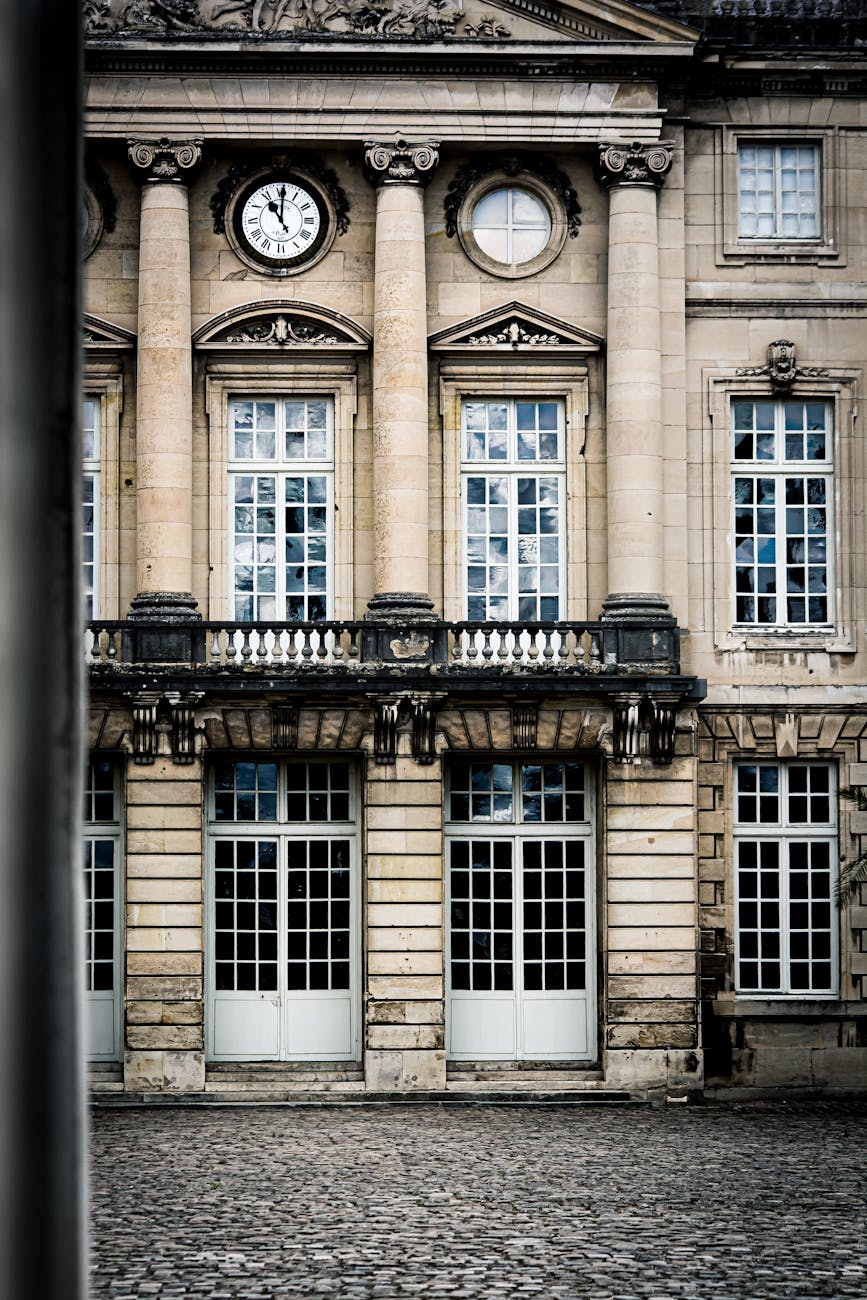 Façade d'un château français avec horloge