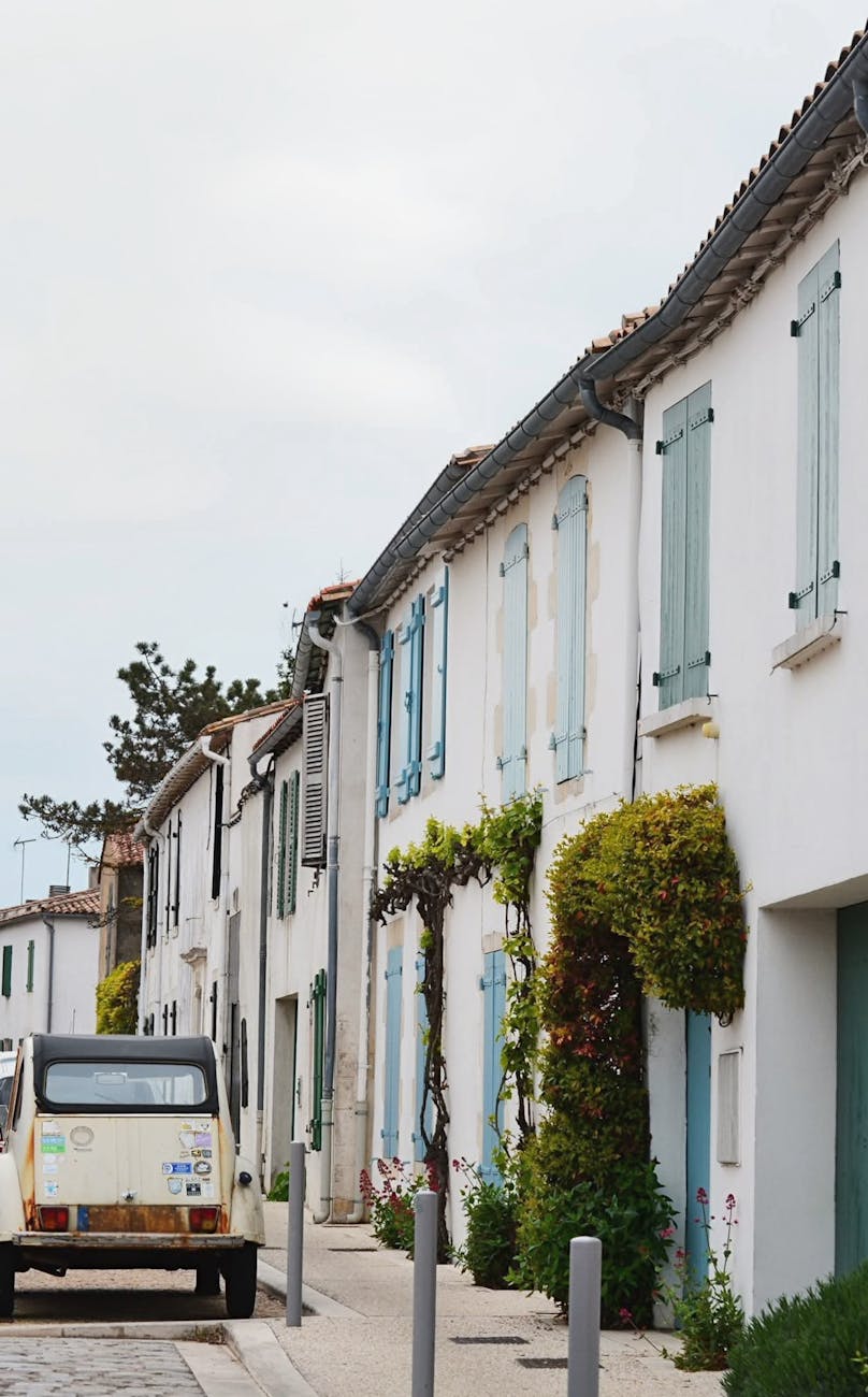 Rue d'un village français traditionnel avec maisons en pierre et charme rustique
