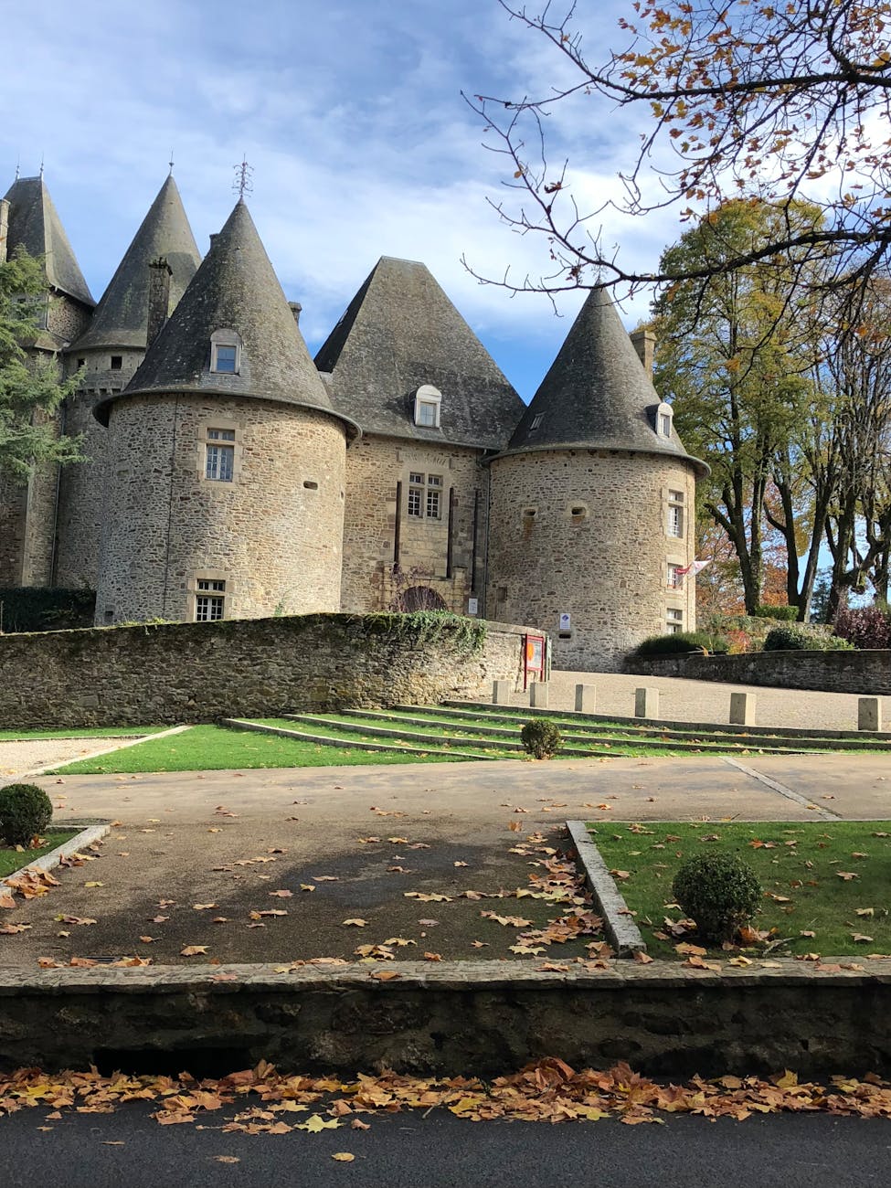 Château de Pompadour en Corrèze sous les couleurs d'automne