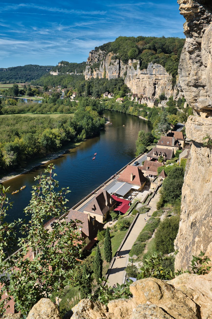 Vue panoramique de la vallée de la Dordogne avec falaises et village