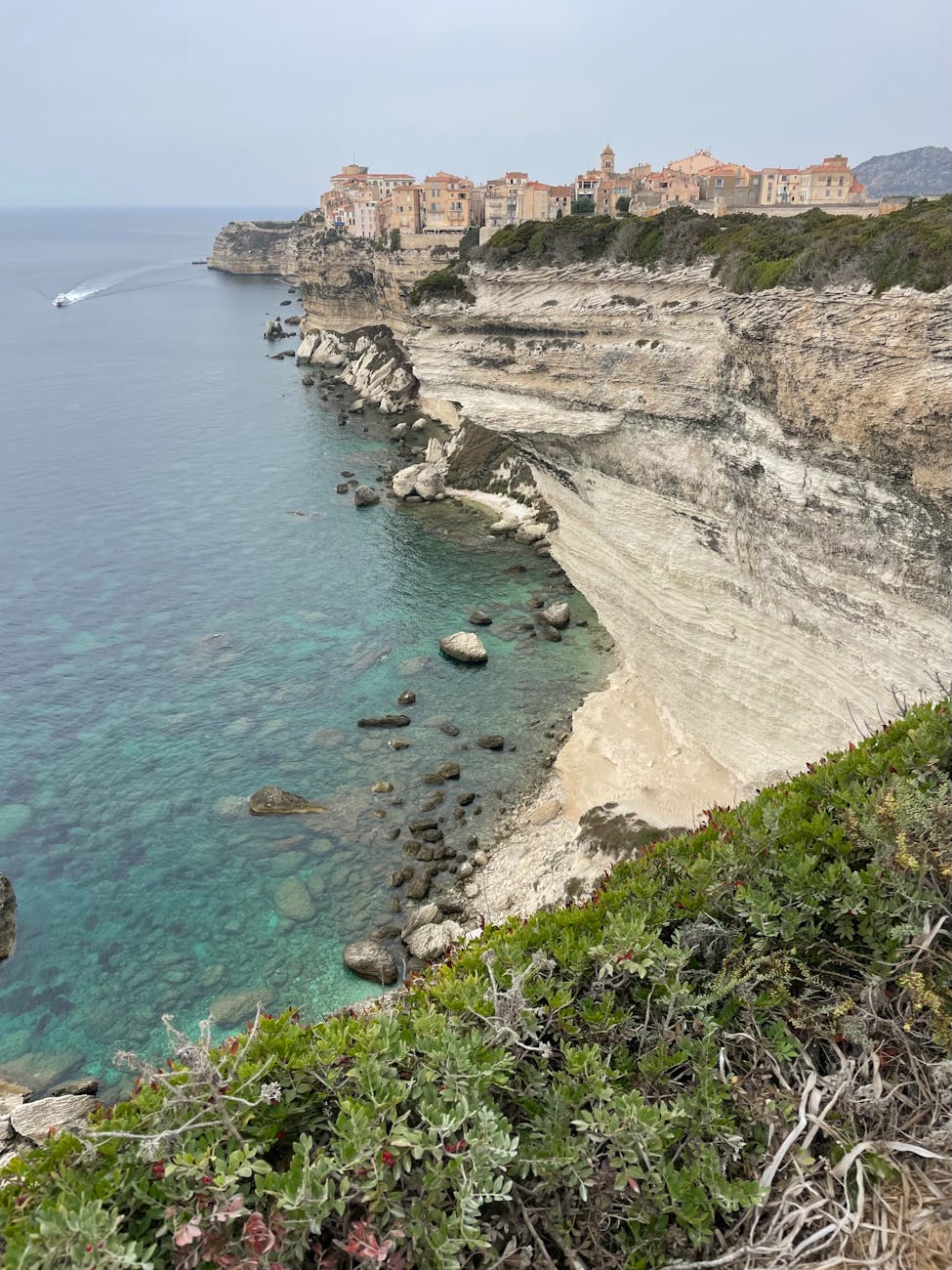 Falaises blanches de Bonifacio surplombant la mer Méditerranée