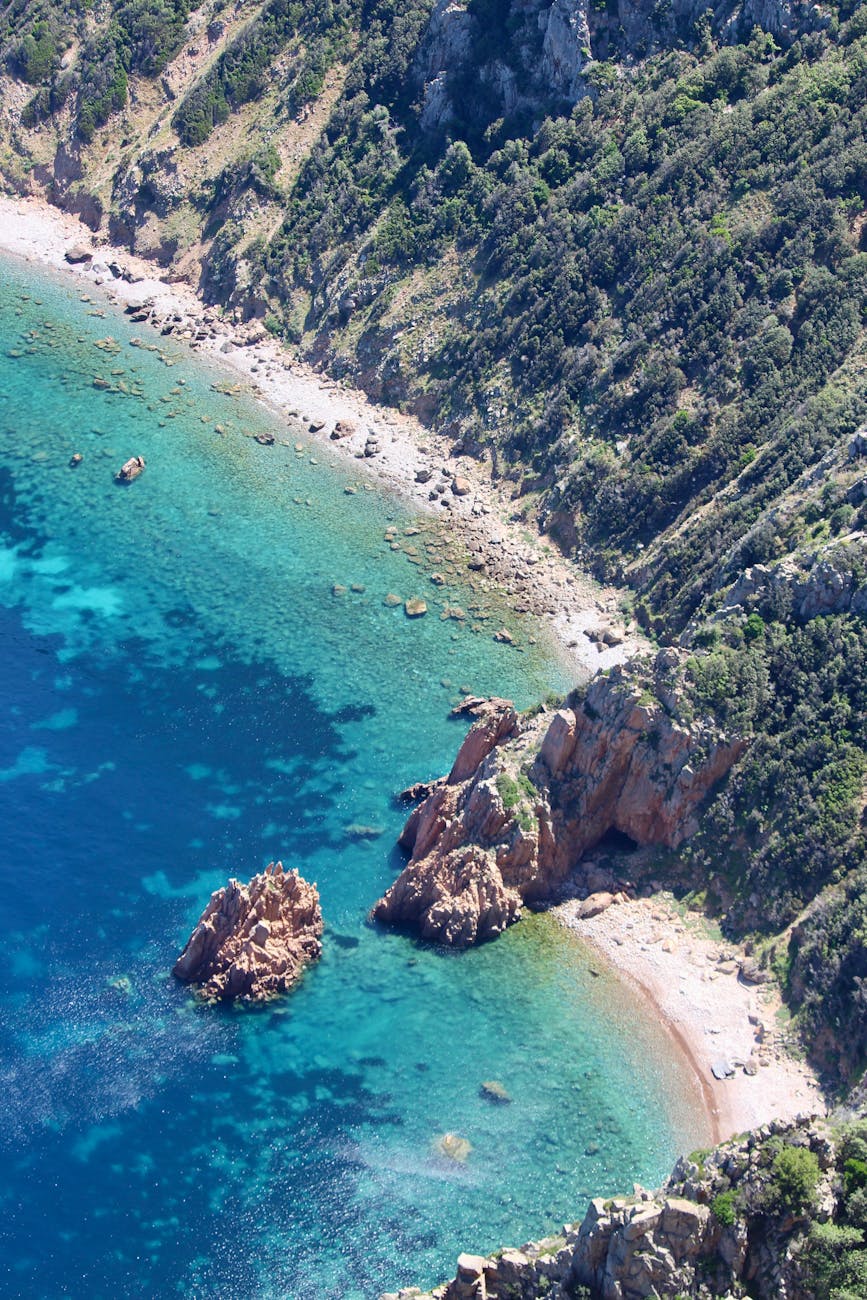 Vue aérienne de la côte corse, eaux turquoise et falaises rocheuses