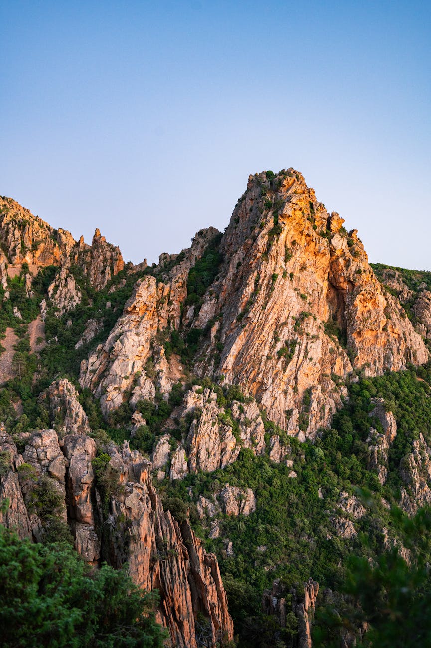 Montagnes corses au coucher du soleil, roches rouges et pinèdes