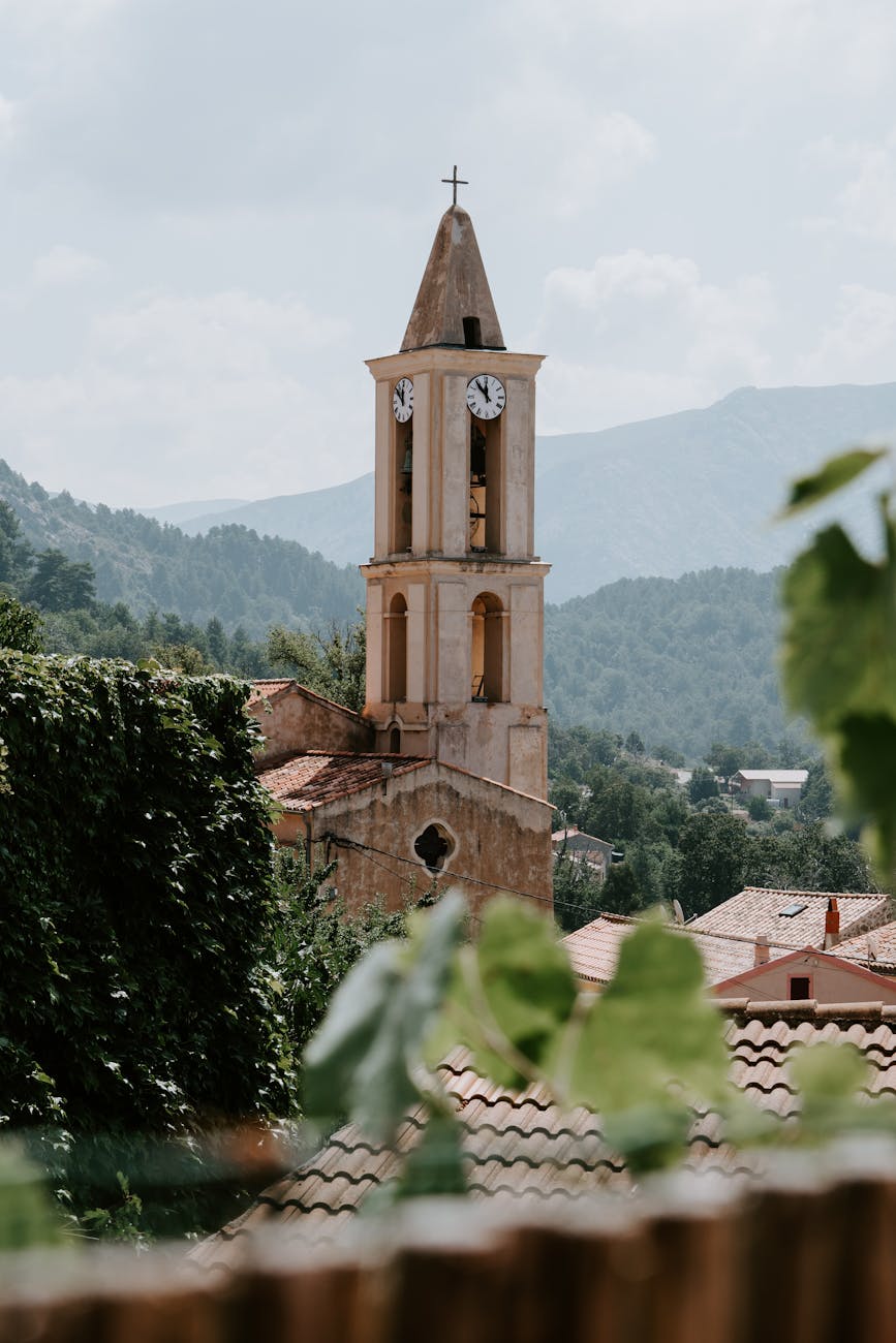 Village corse d'Ucciani niché dans les collines vertes — terroir intérieur