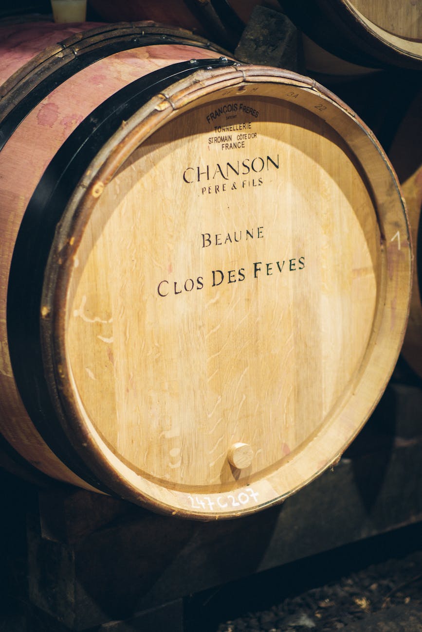 Fût de vin marqué dans un chai bourguignon