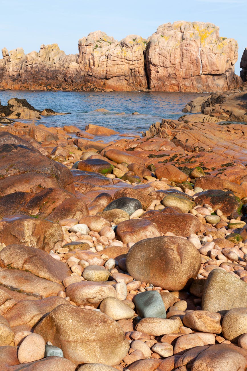 Côte rocheuse de l'Île de Bréhat en Bretagne