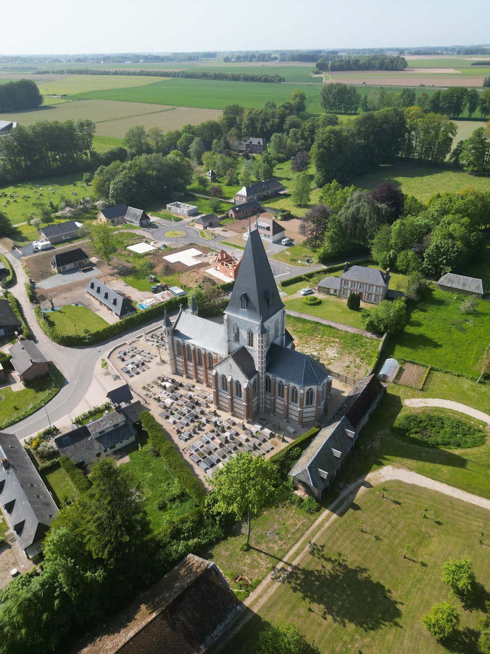 Vue aérienne d'un village rural normand avec son église