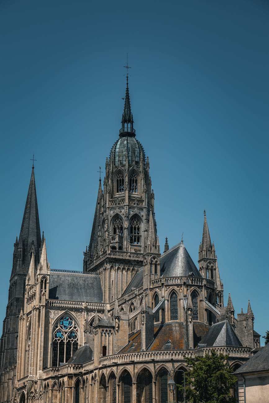 Architecture gothique d'une cathédrale normande