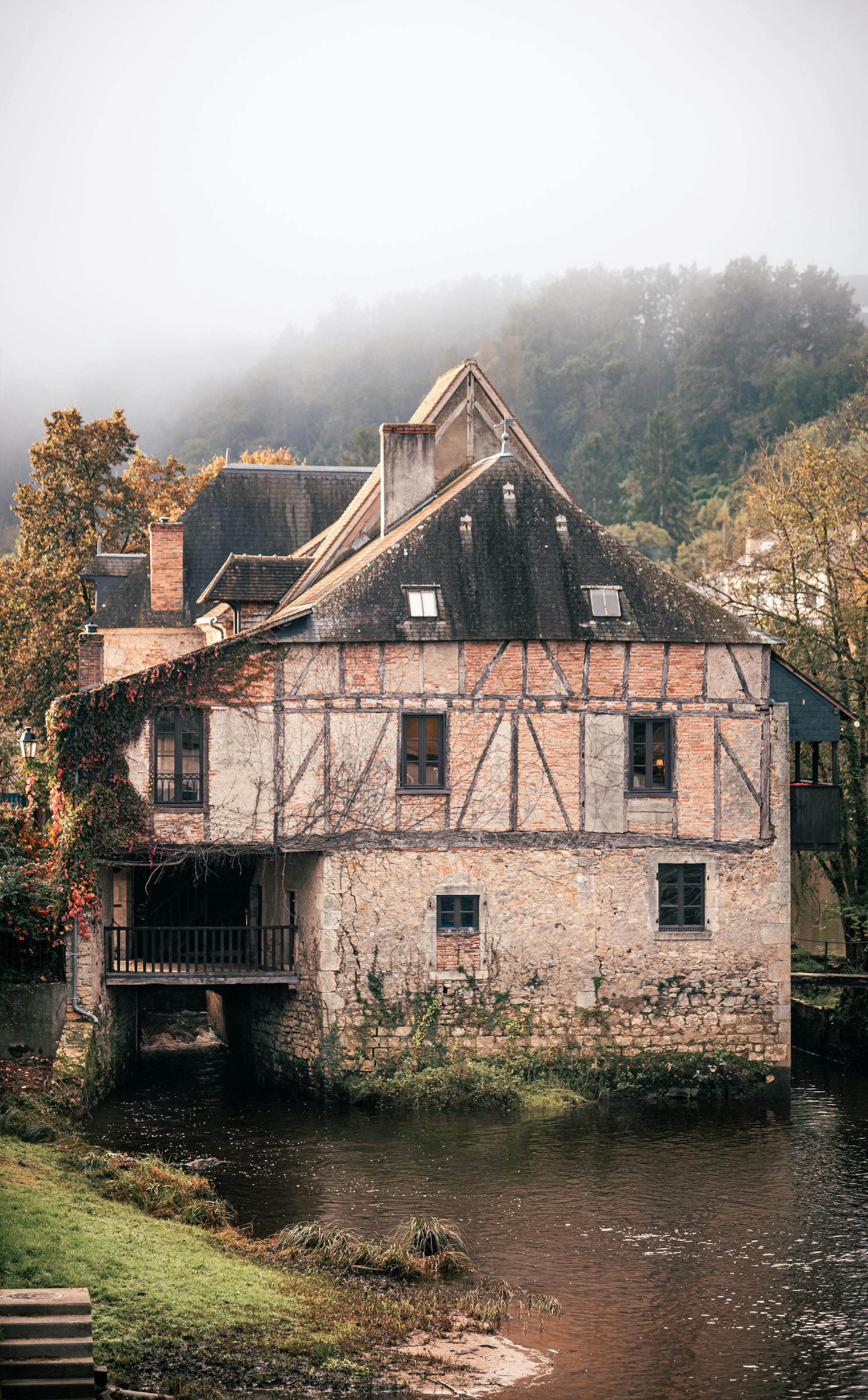 Maison historique au bord de la Creuse à l'automne