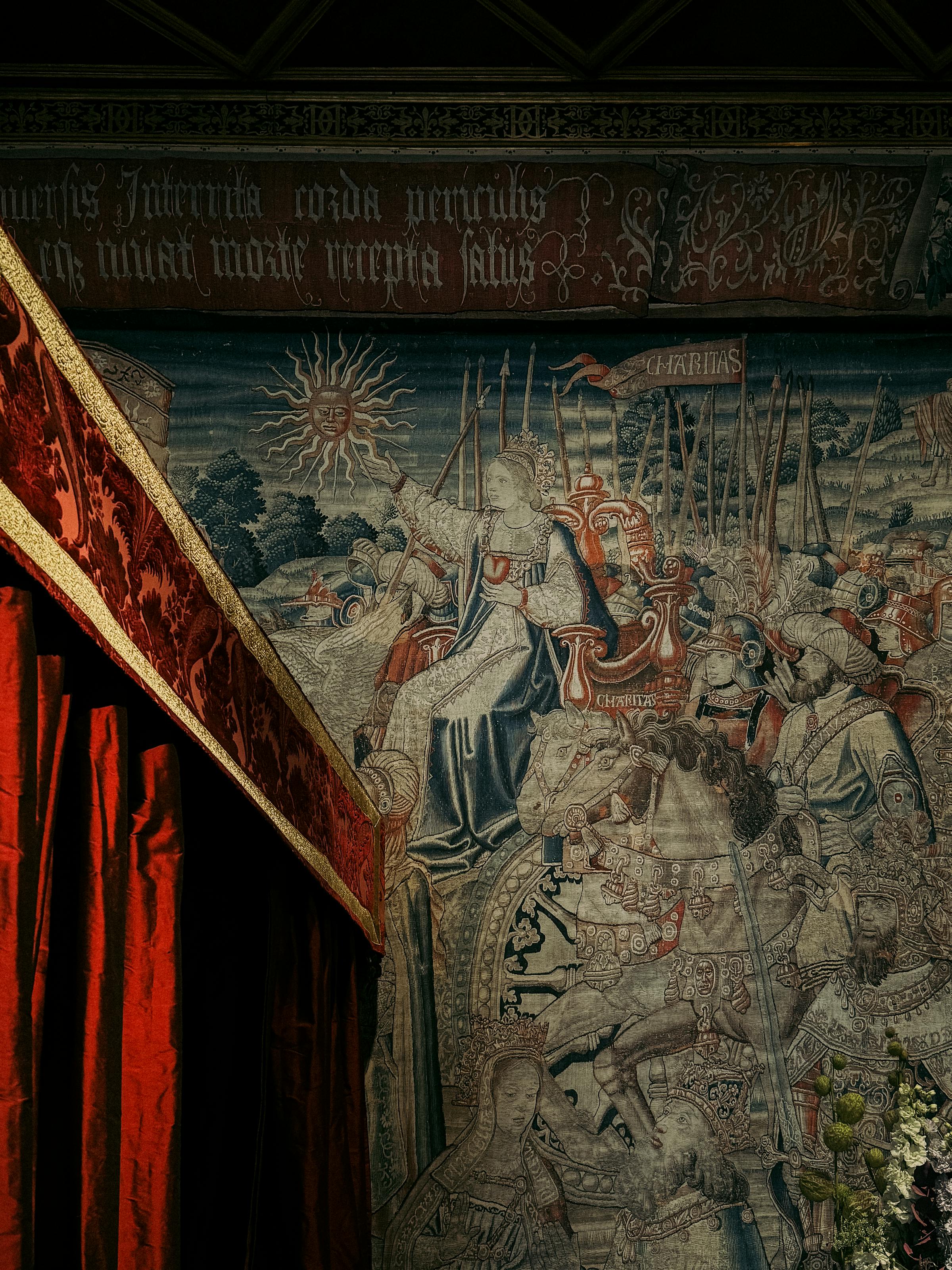 Tapisserie médiévale détaillée dans un cadre français historique