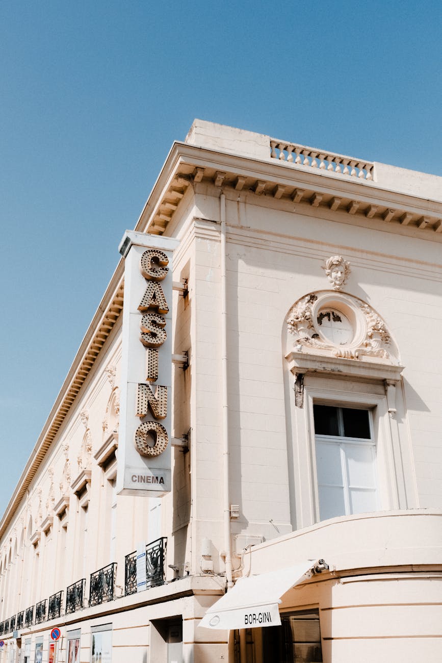 Façade néoclassique d'un casino historique sous ciel clair