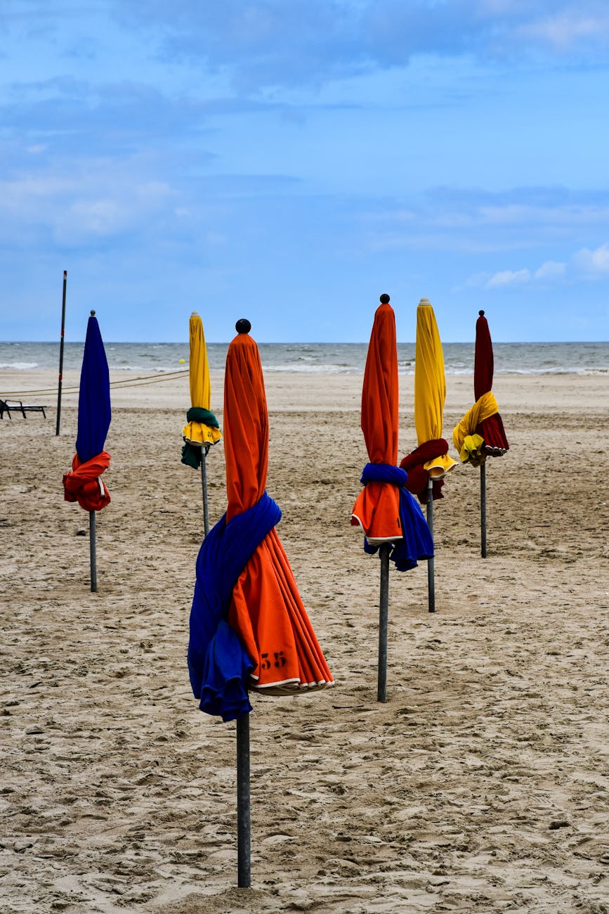 Parasols colorés alignés sur la plage de Deauville