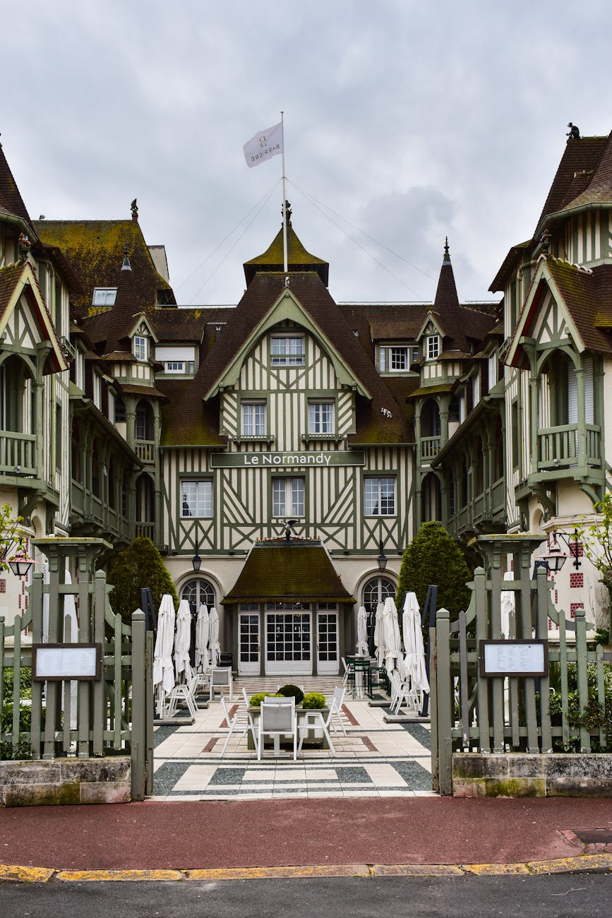 Façade de l'hôtel Le Normandy, architecture normande de Deauville