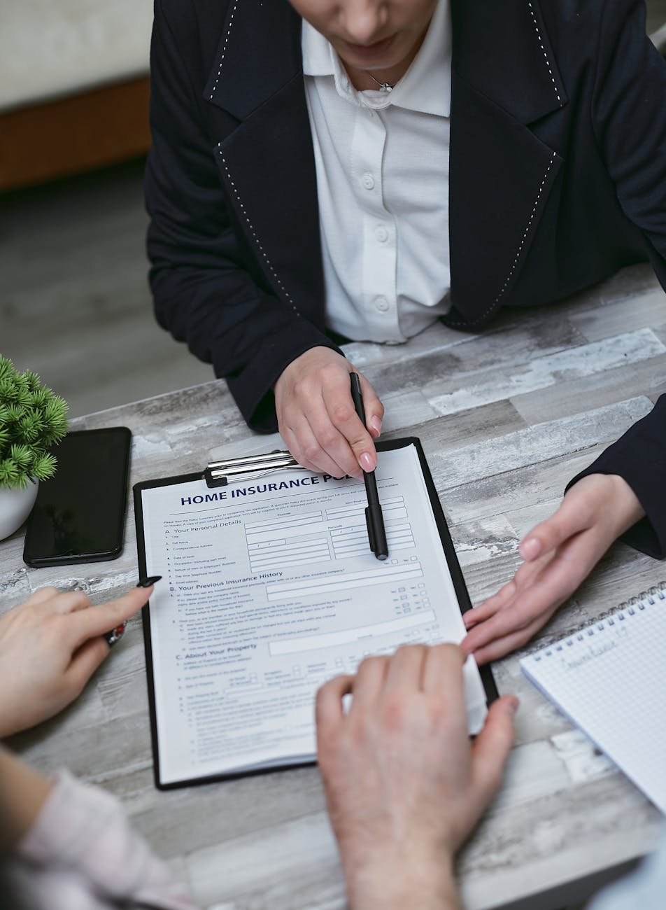 Réunion entre conseiller et clients autour d'un dossier