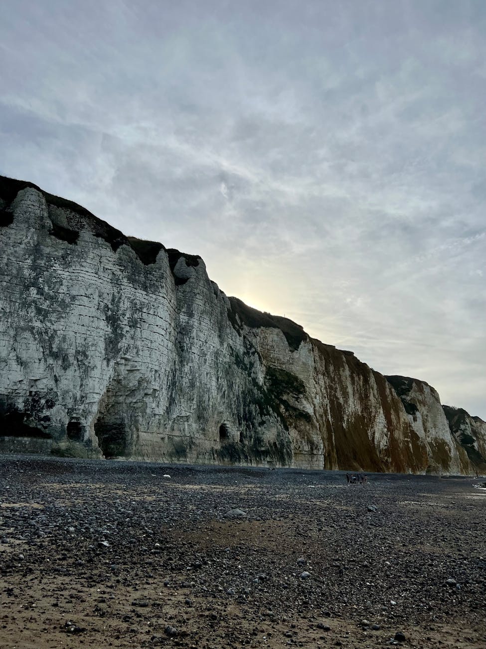 Falaises blanches et plage de galets de Dieppe au crépuscule