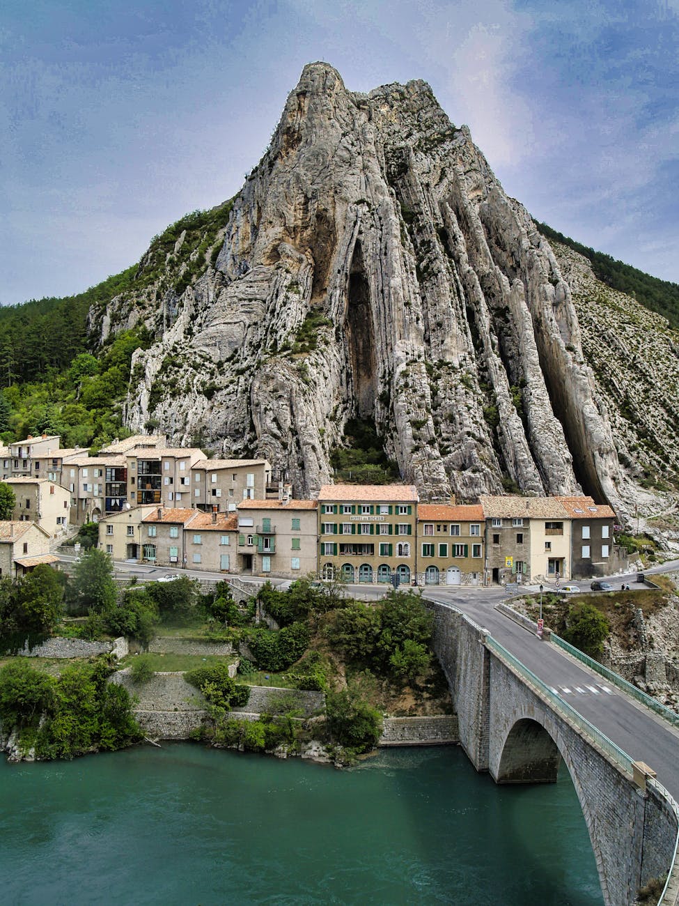 Pénitents des Mées, formations rocheuses verticales en Provence