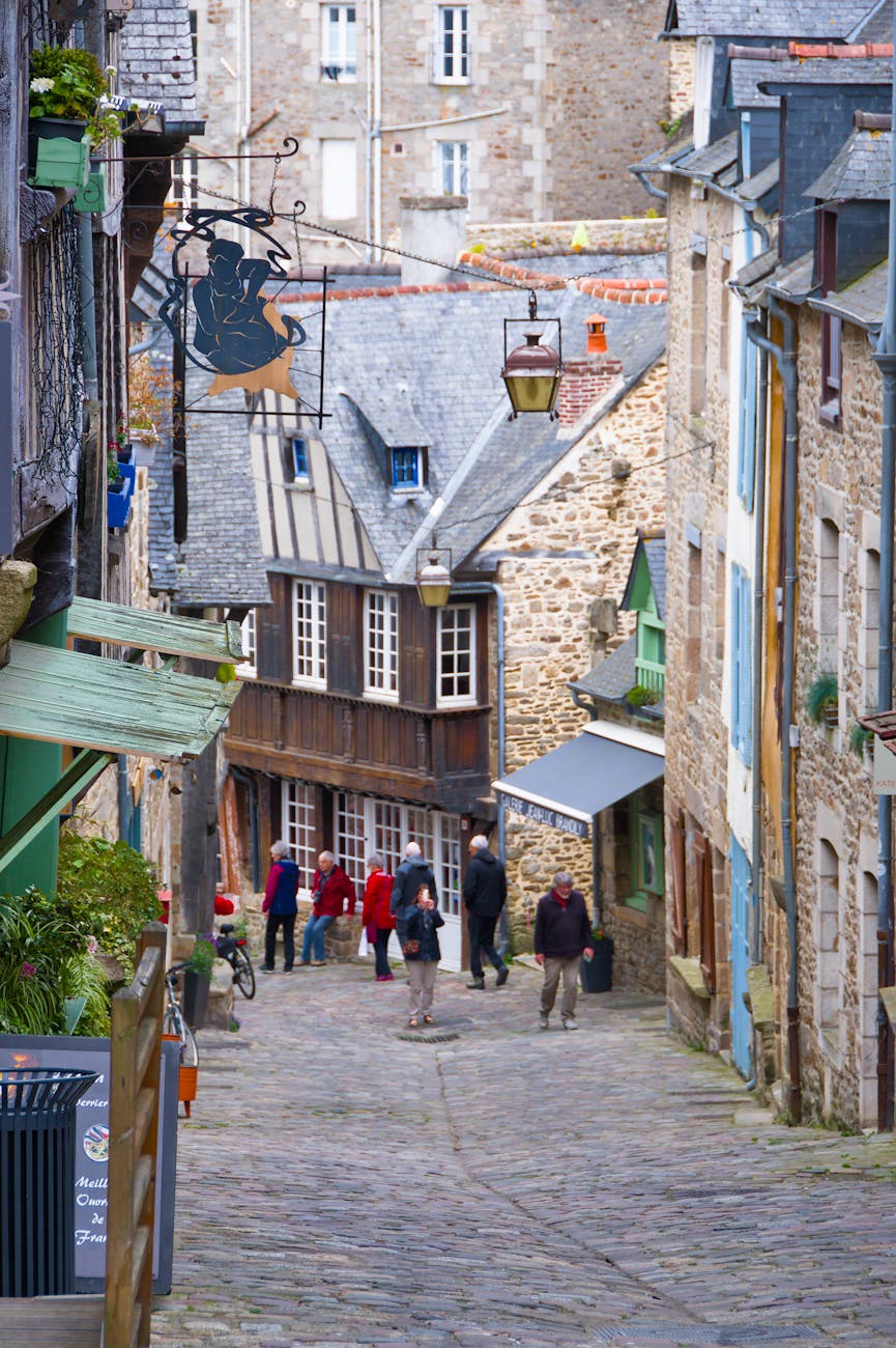 Rue pavée médiévale de Dinan avec maisons à pans de bois