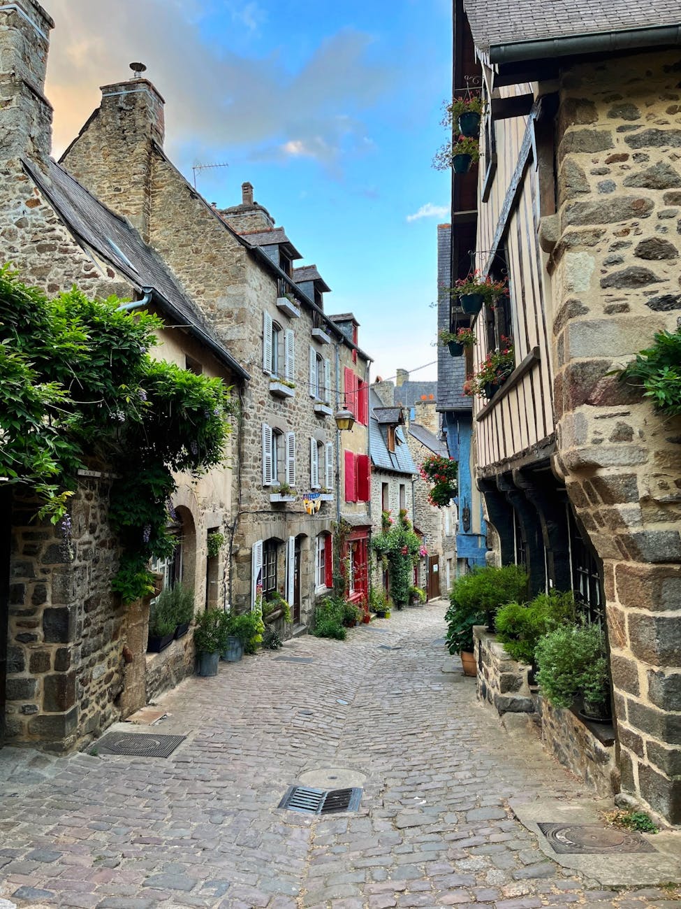 Rue médiévale pittoresque de Dinan en Bretagne