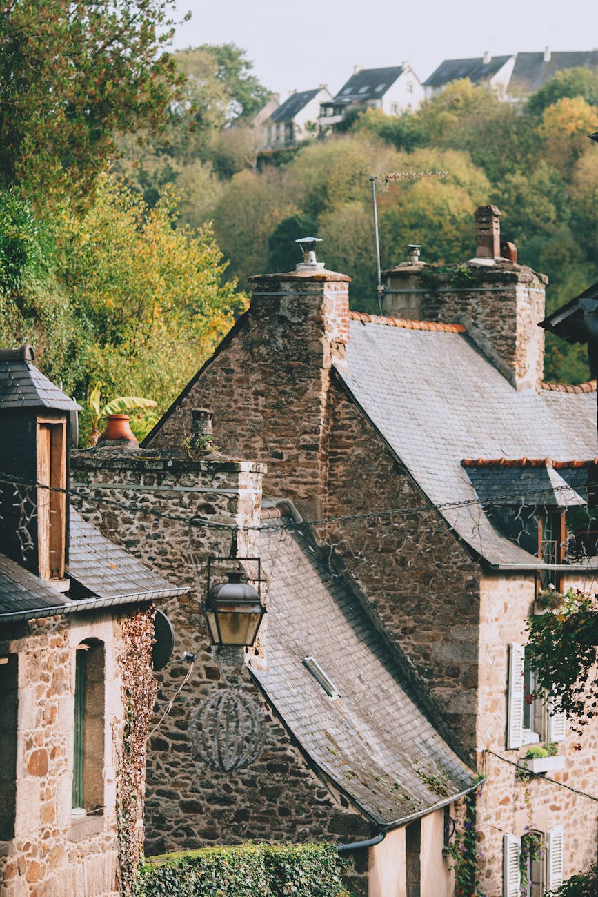 Toits en tuiles de la cité médiévale de Dinan vue d'en haut