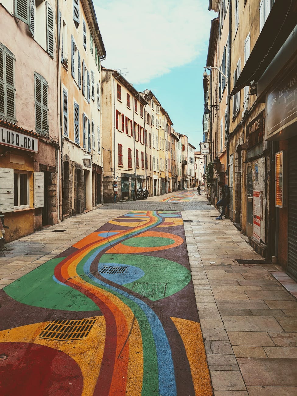 Ruelle décorée d'art urbain dans la vieille ville de Draguignan