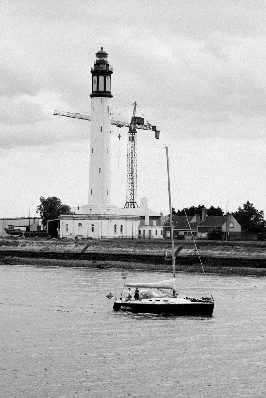 Voilier passant devant le phare de Dunkerque