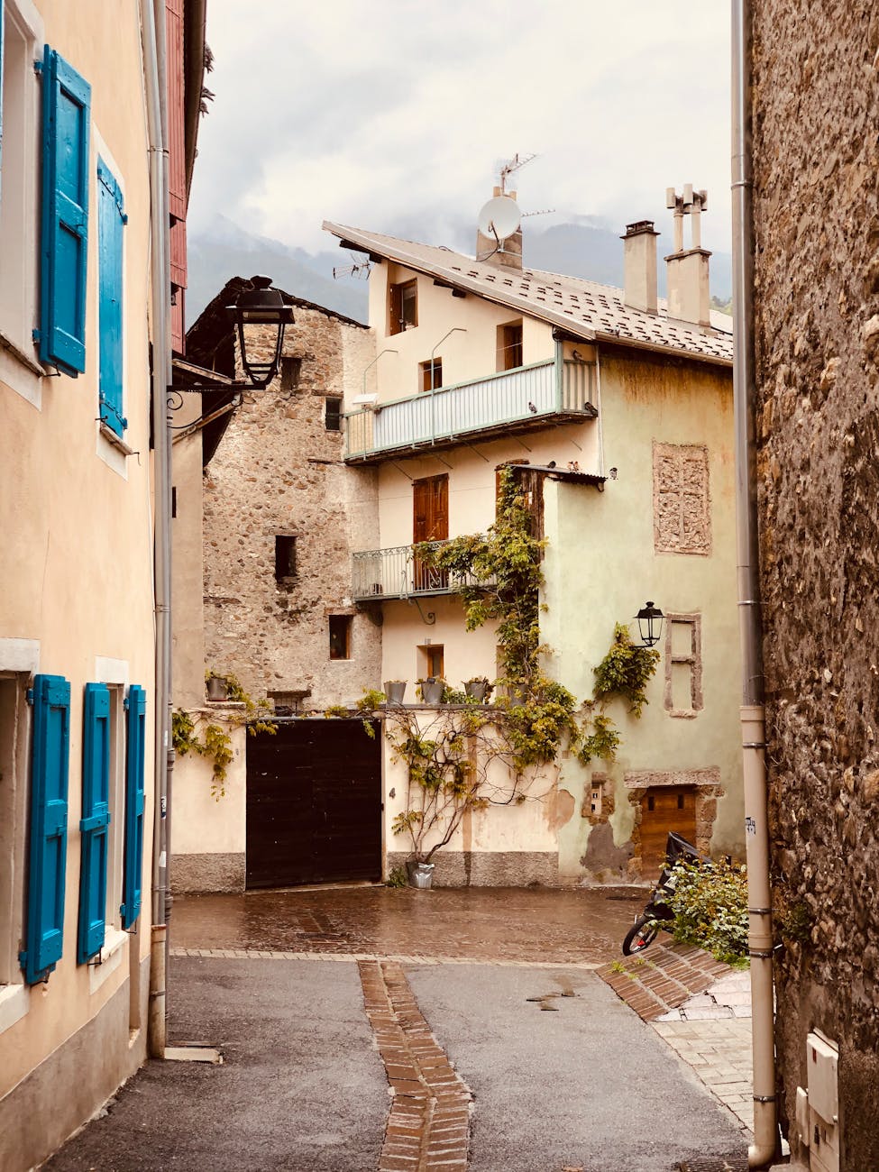 Ruelle d'Embrun avec volets colorés (vieux Embrun)