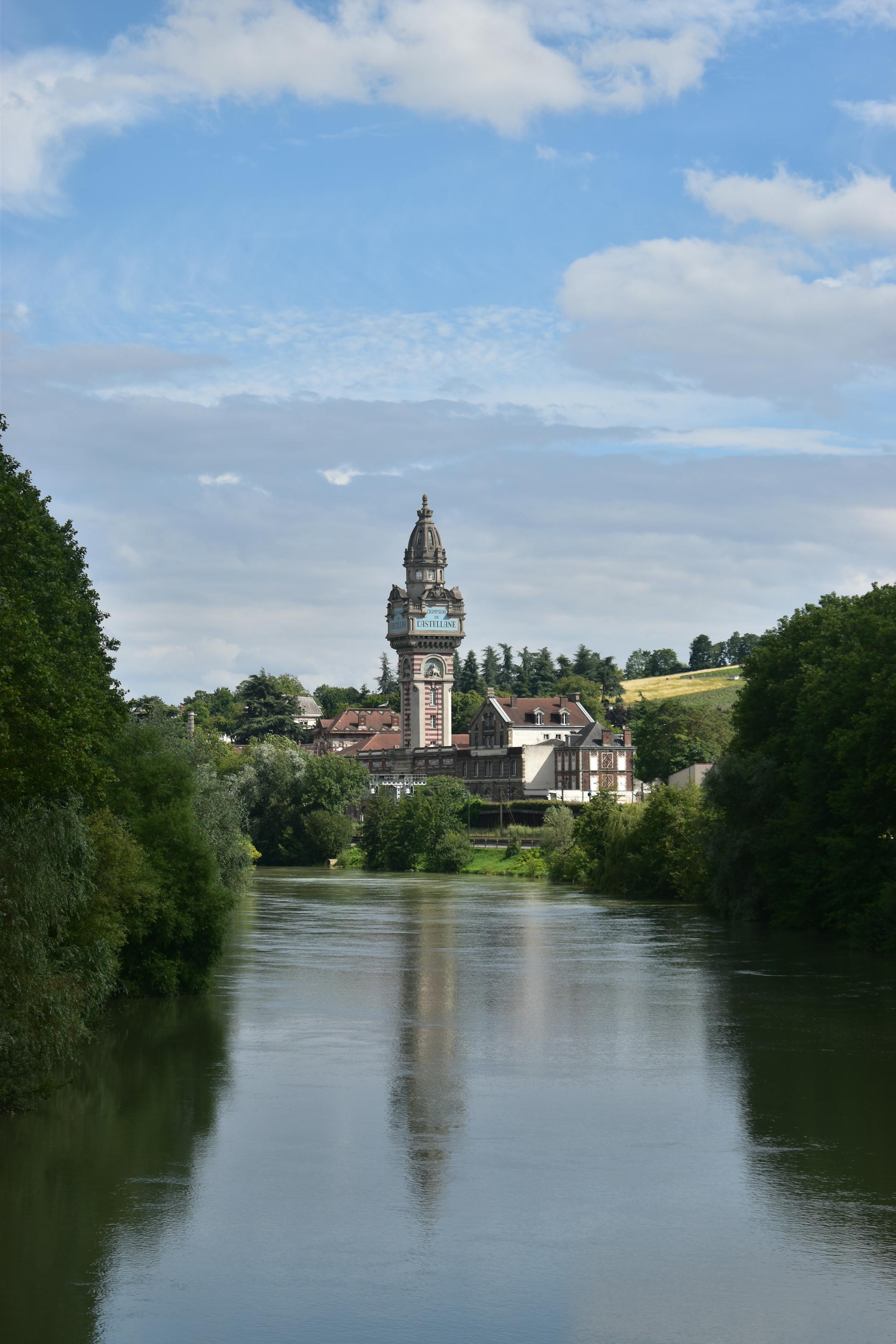 Architecture d'Épernay reflétée dans l'eau
