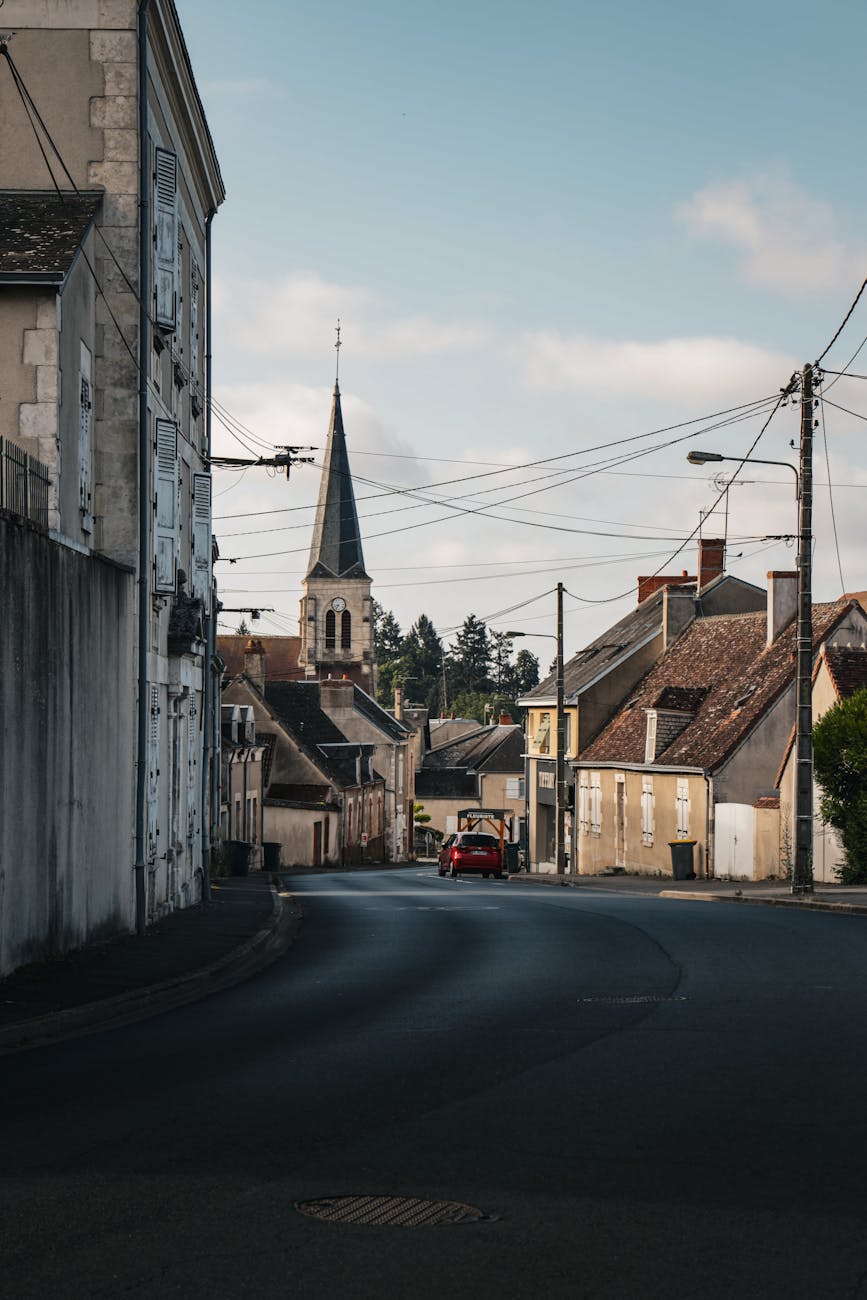 Rue tranquille d'une ville française avec église en arrière-plan