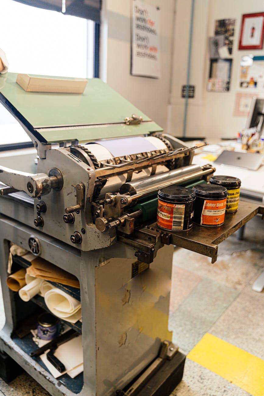 Presse typographique vintage en atelier