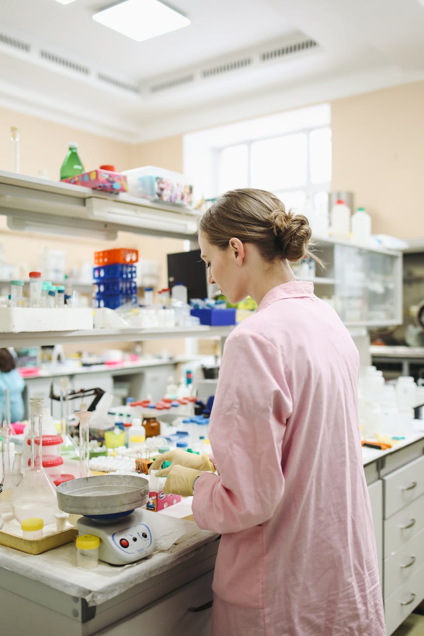 Scientifique en laboratoire moderne