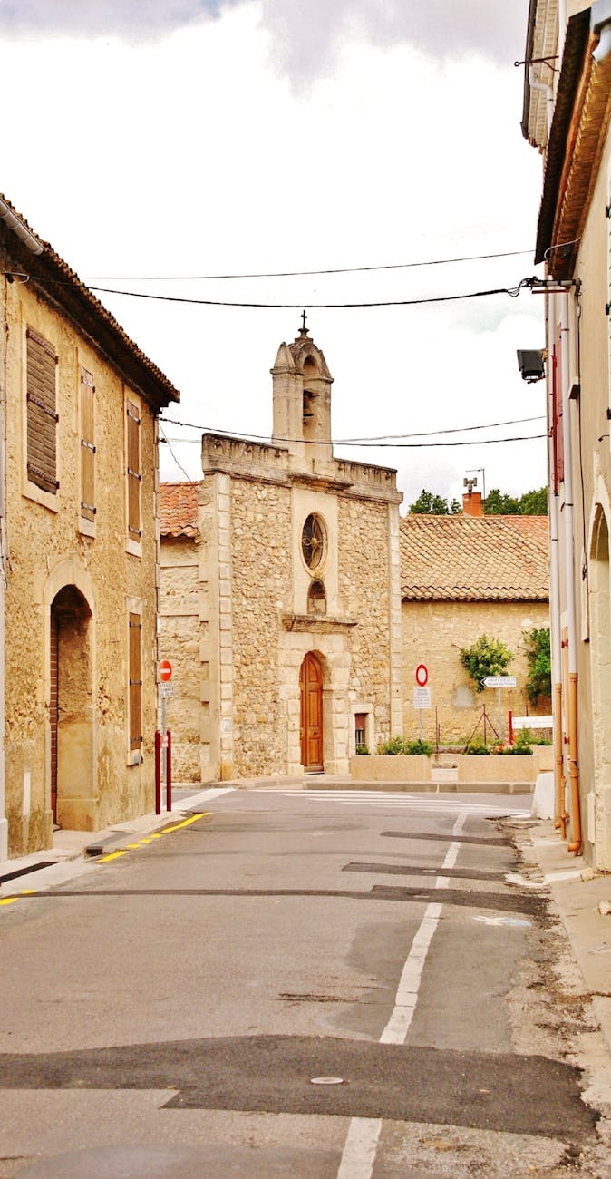Rue étroite avec église en pierre