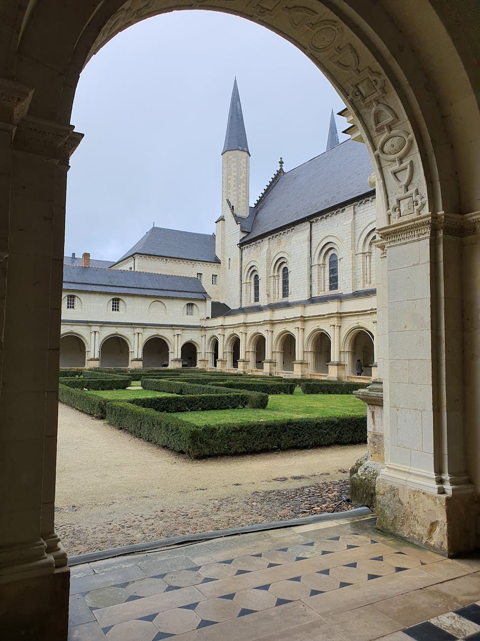 Abbaye et basilique en pierre, architecture romane et gothique