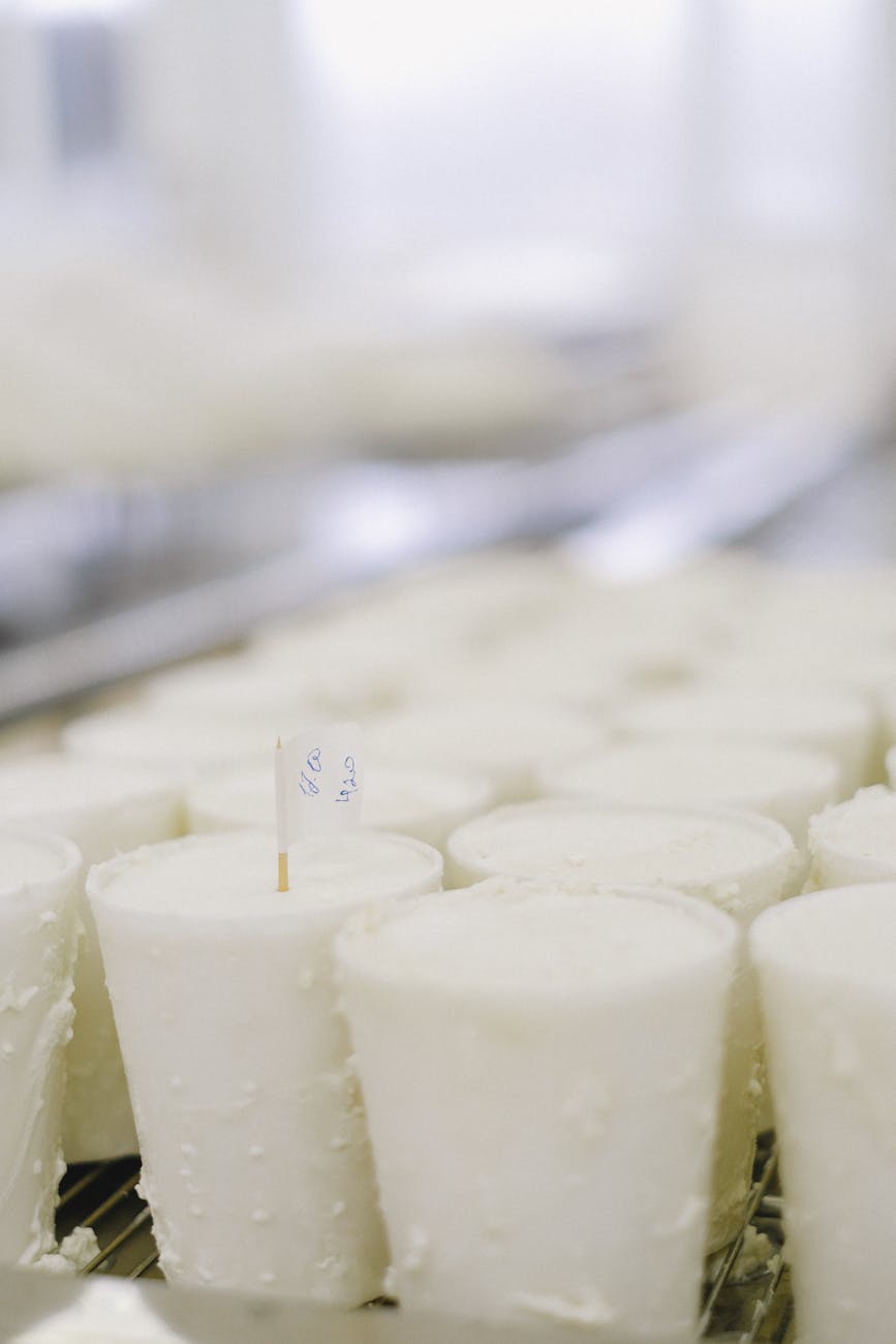 Fromages industriels emballés sur ligne de production