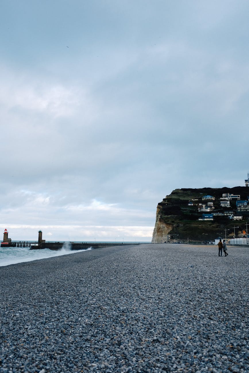 Plage de galets de Fécamp et falaises de craie