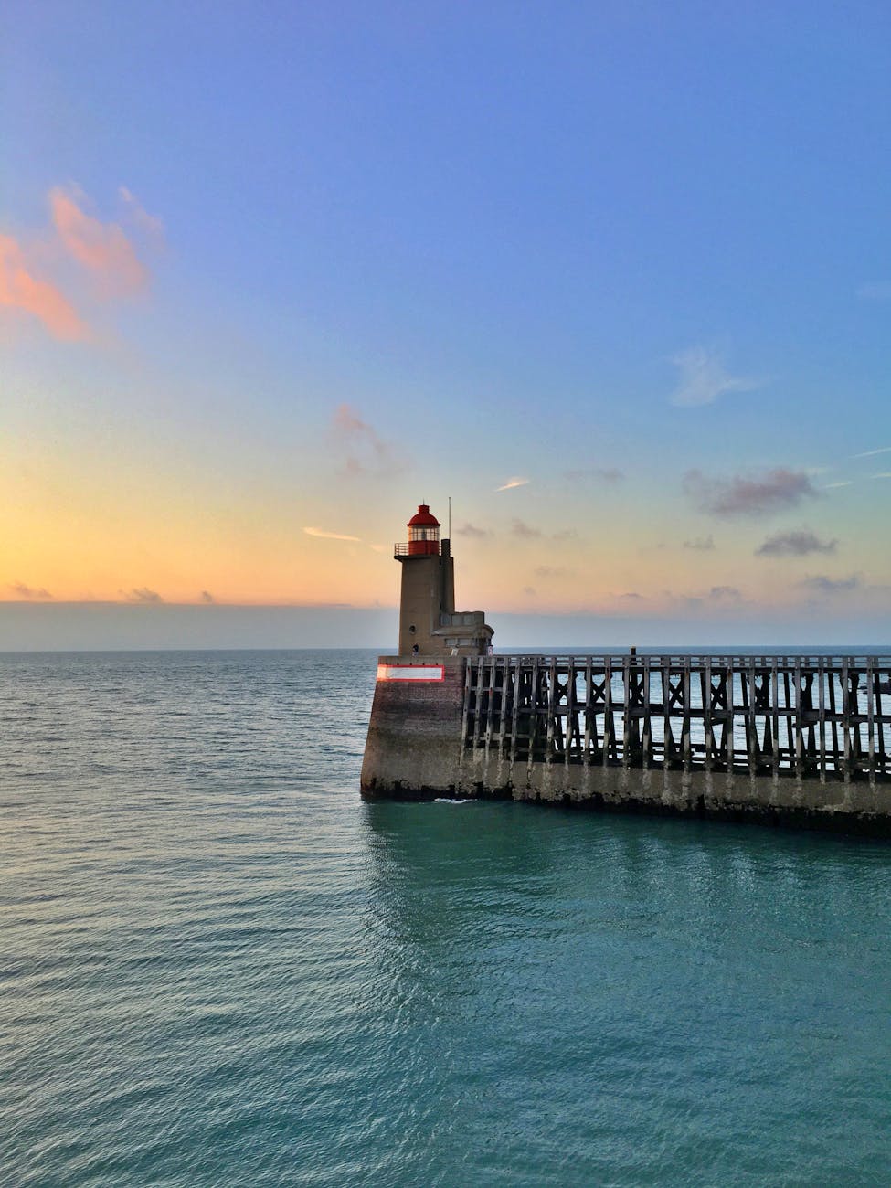 Phare au coucher du soleil sur la jetée de Fécamp