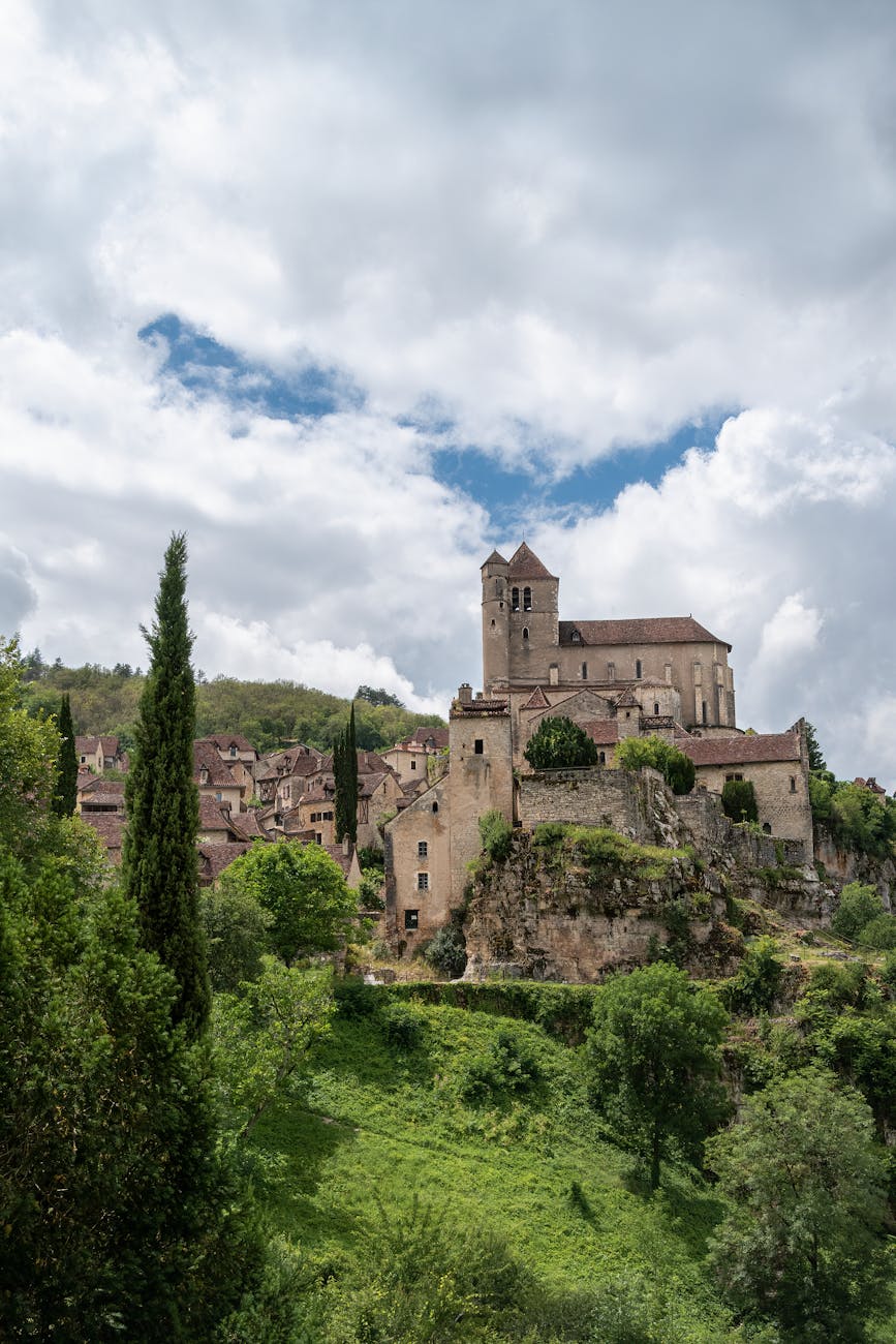 Vue du village médiéval de Saint-Cirq-Lapopie en Occitanie