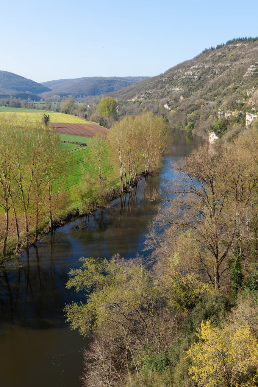 Vue aérienne d'une vallée traversée par une rivière