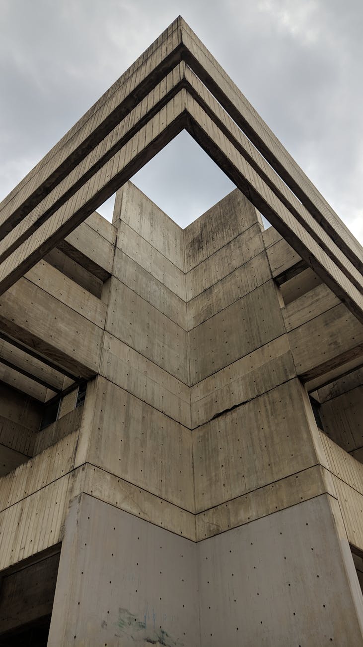 Bâtiment géométrique en béton brutaliste