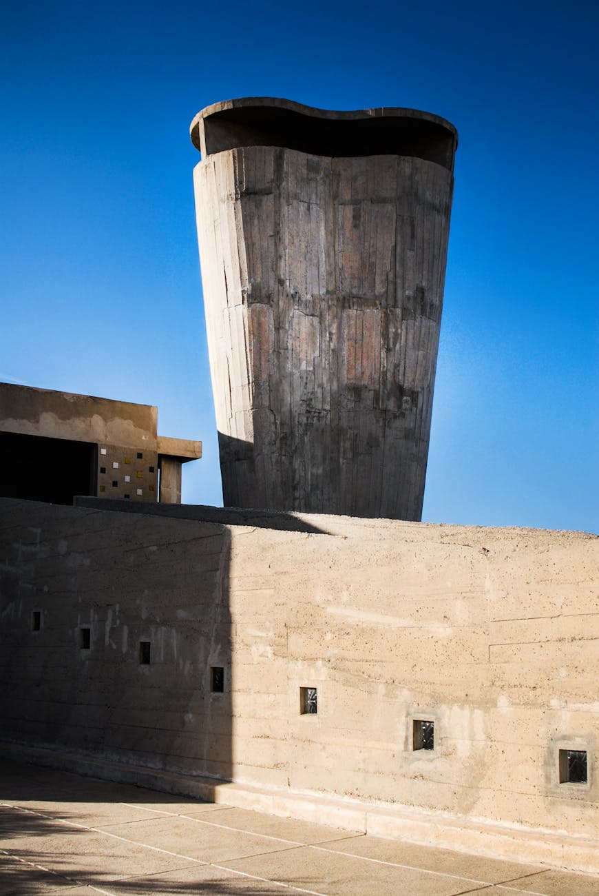 Bâtiment brutaliste en béton avec ciel bleu