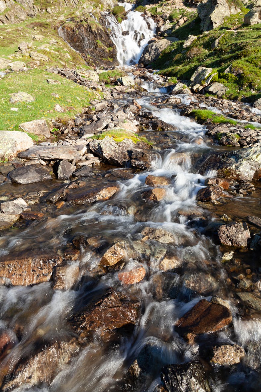 Cascade dévalant à travers les rochers d'une montagne pyrénéenne