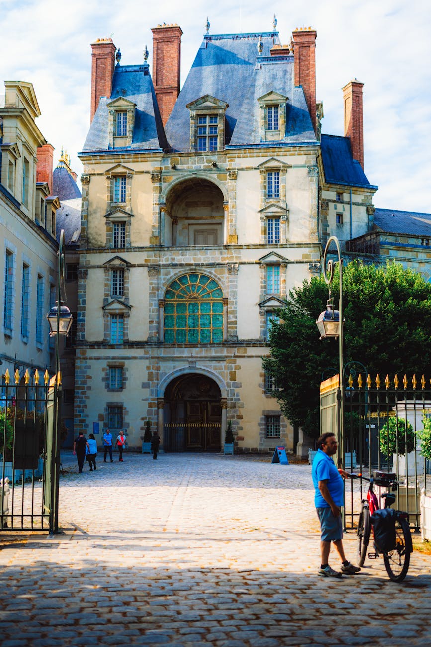 Cour pavée du château de Fontainebleau