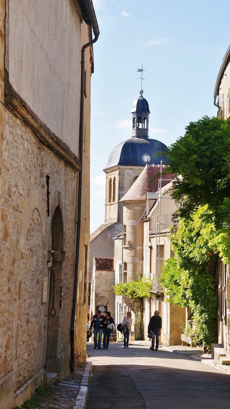 Rue pittoresque de centre-ville historique français