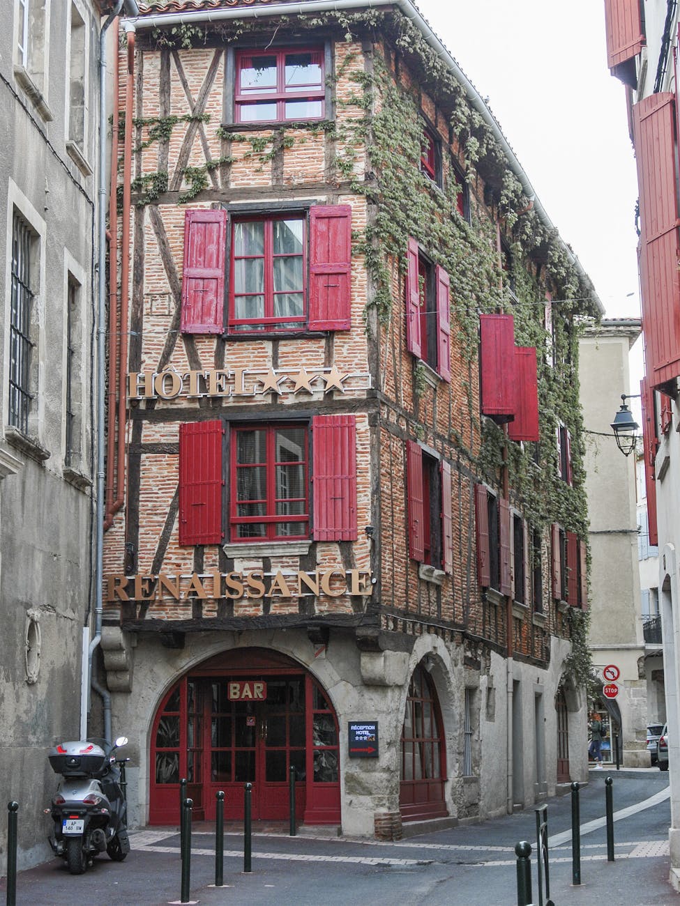 Hôtel Renaissance avec volets rouges en France