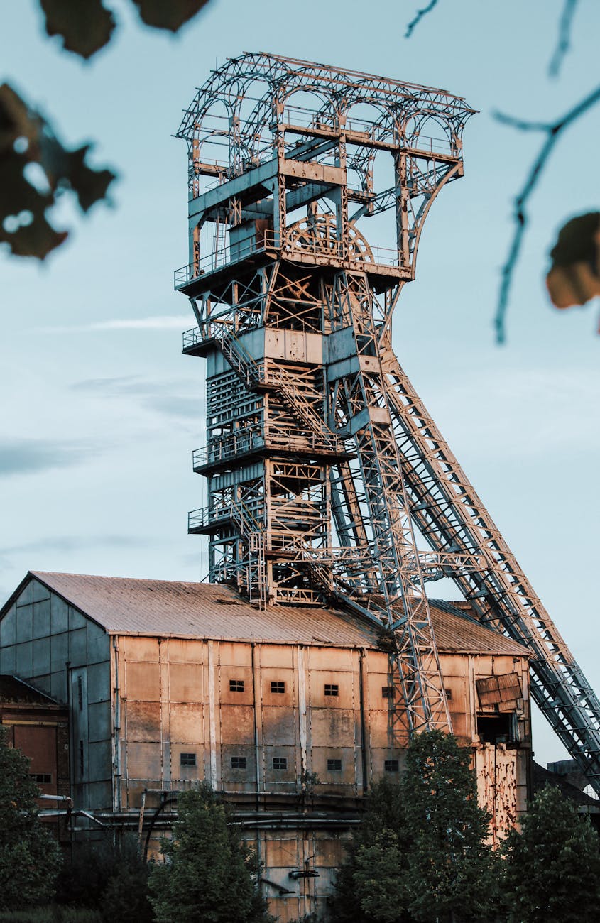 Ancien chevalement de mine de charbon rouillé