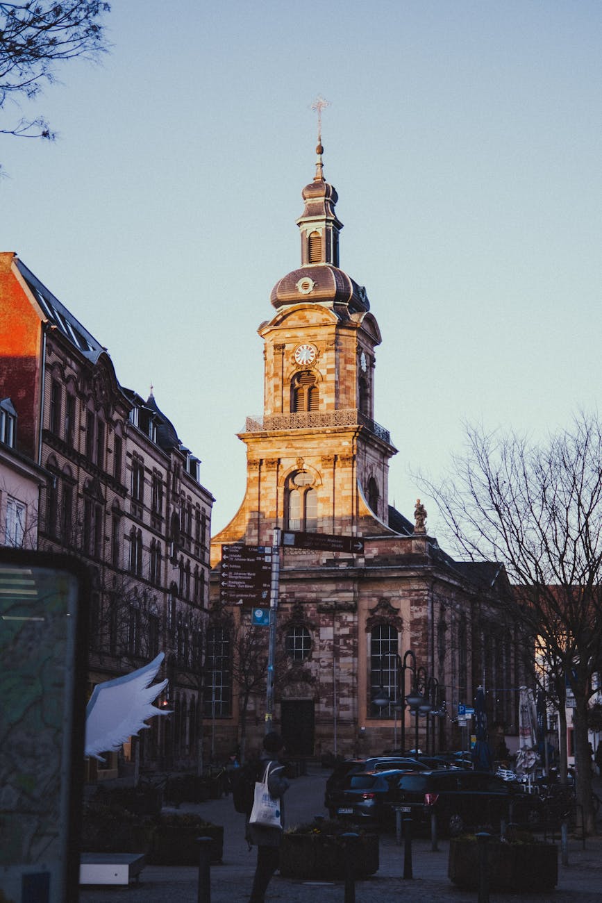 Église historique à Sarrebruck sous un ciel bleu