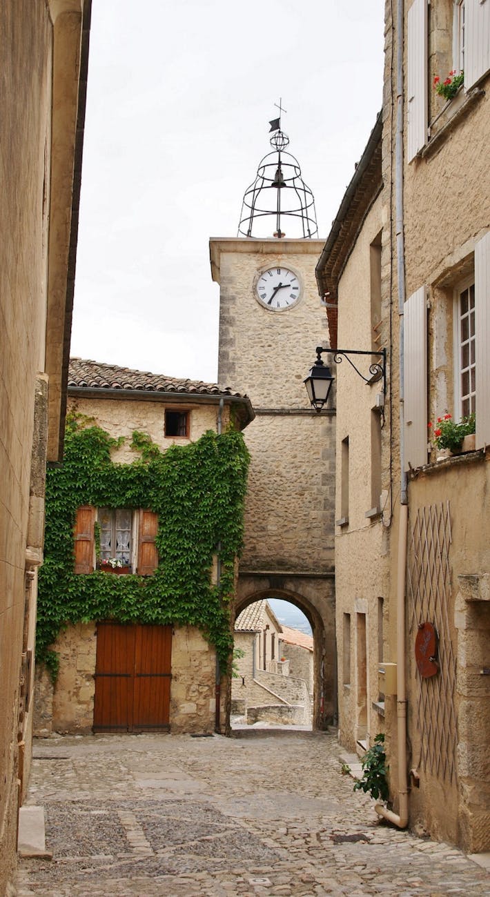 Ruelle pittoresque à Lurs, Alpes-de-Haute-Provence