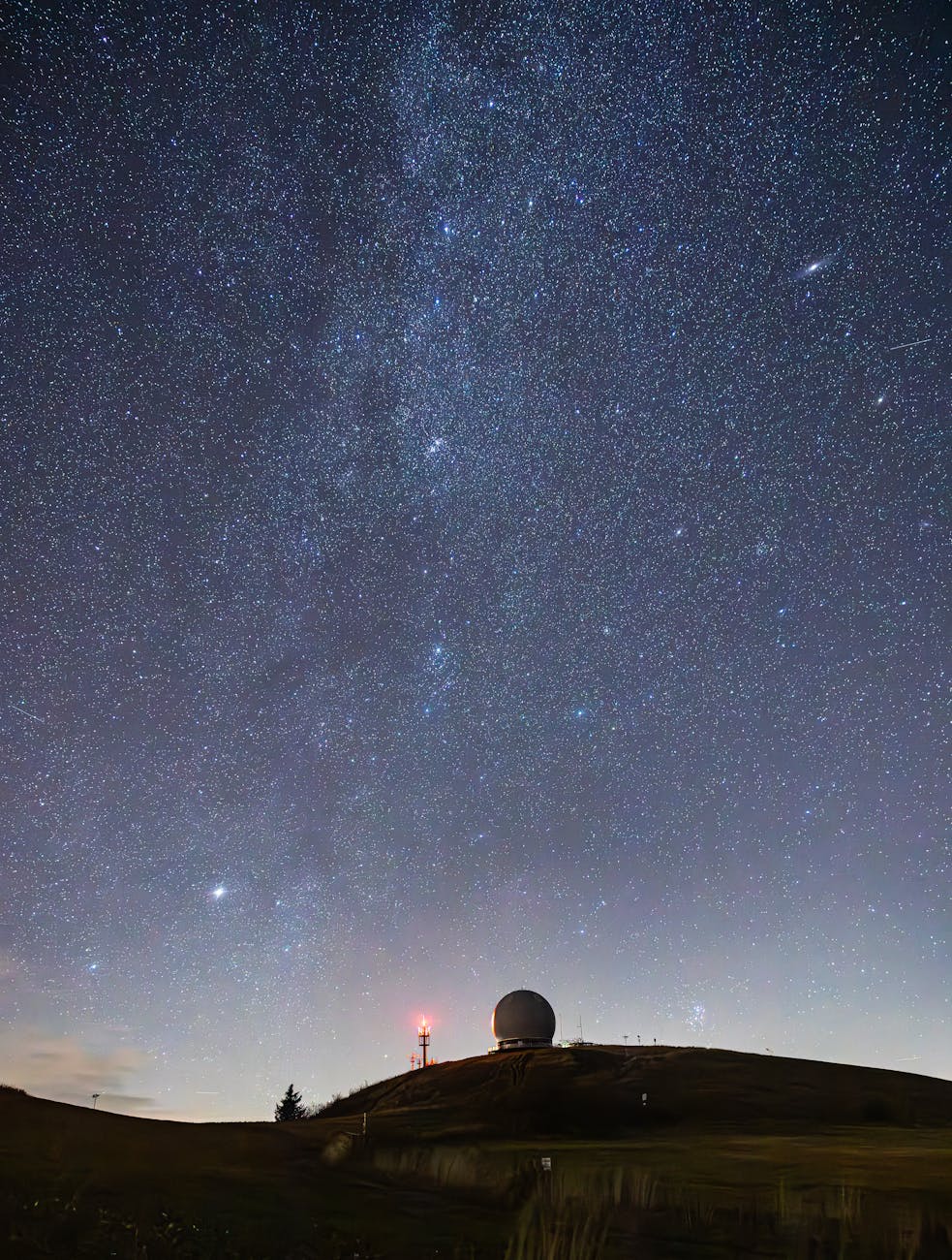 Coupole d'observatoire silhouettée sous un ciel étoilé