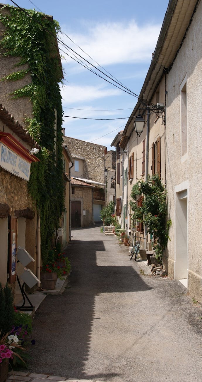Ruelle ensoleillée d'un village provençal