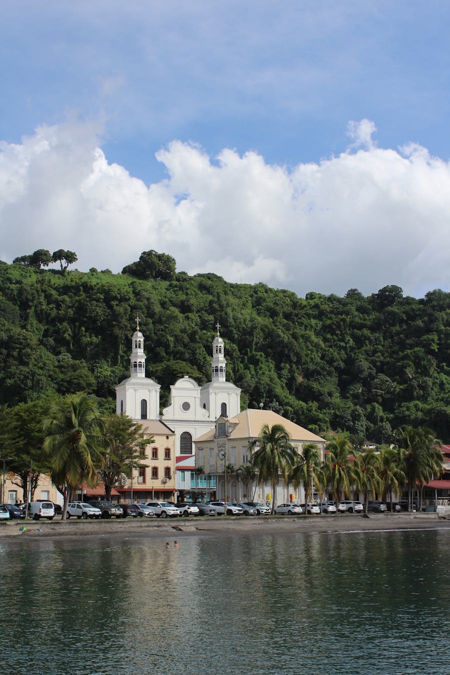 Église caribéenne en bord de mer
