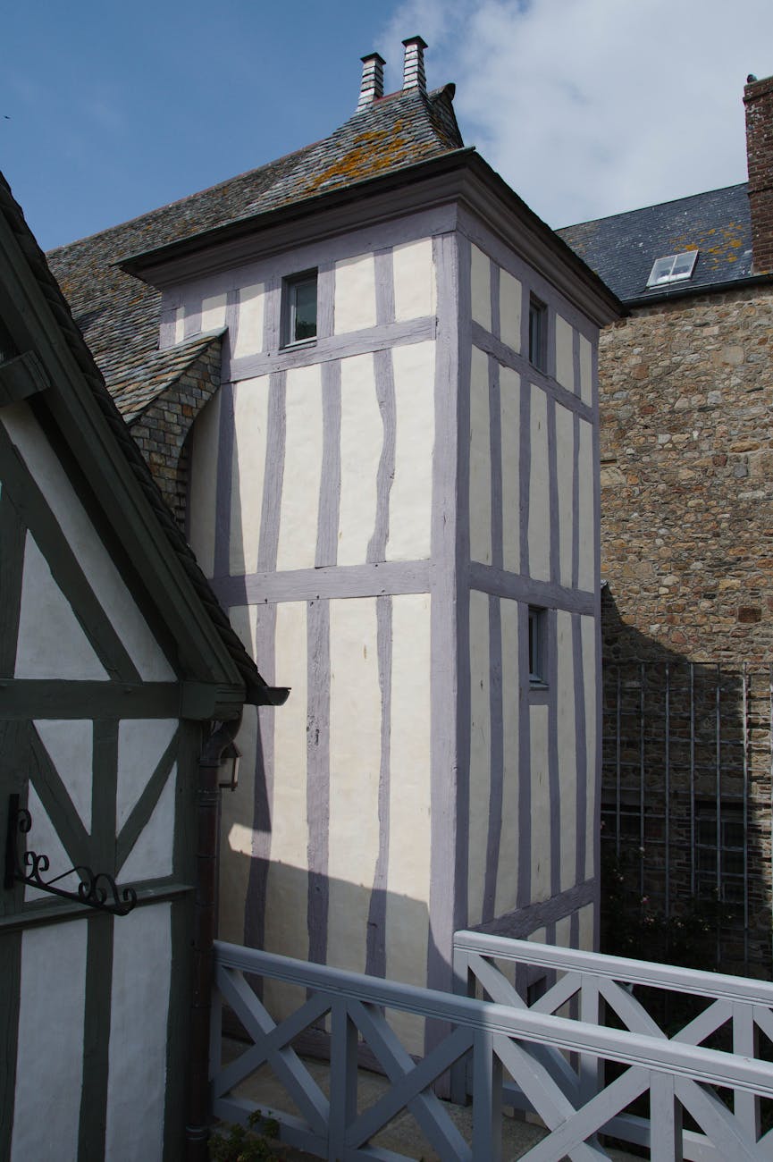 Maison à colombages dans un village breton